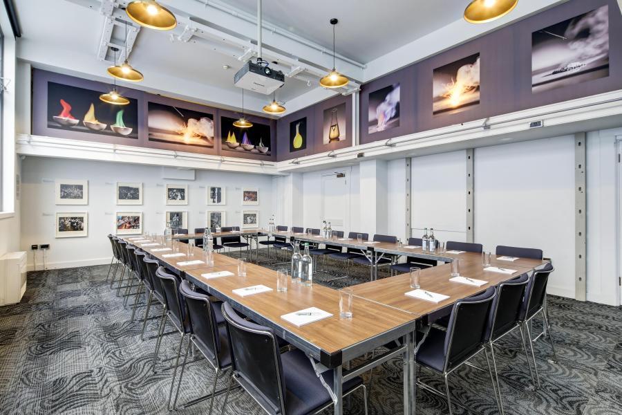 Demonstration room layout hollow square